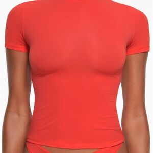 SKIMS FITS EVERYBODY T-SHIRT- DISCONTINUED COLOR POPPY